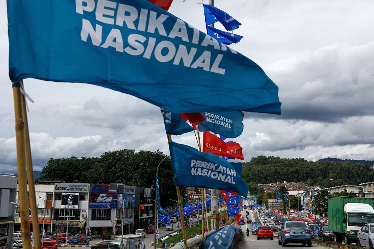 马国主要街道随处可见三大联盟的旗帜，分别是希盟（Pakatan Harapan）、国阵（Barisan Nasional）和国盟（Perikatan Nasional）。（彭博社）