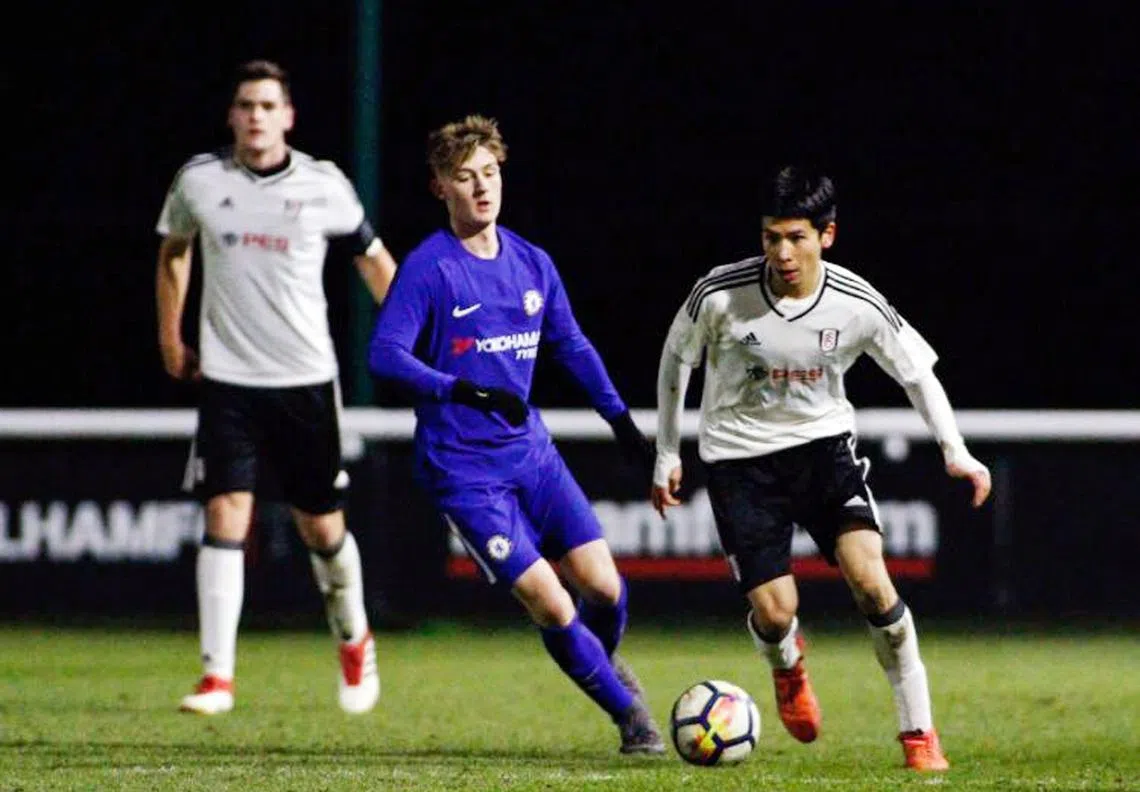 班戴维斯（右一）申请延缓国民服役被国防部拒绝后，代表富勒姆青年队对战切尔西（Chelsea）。（英超球会富勒姆）