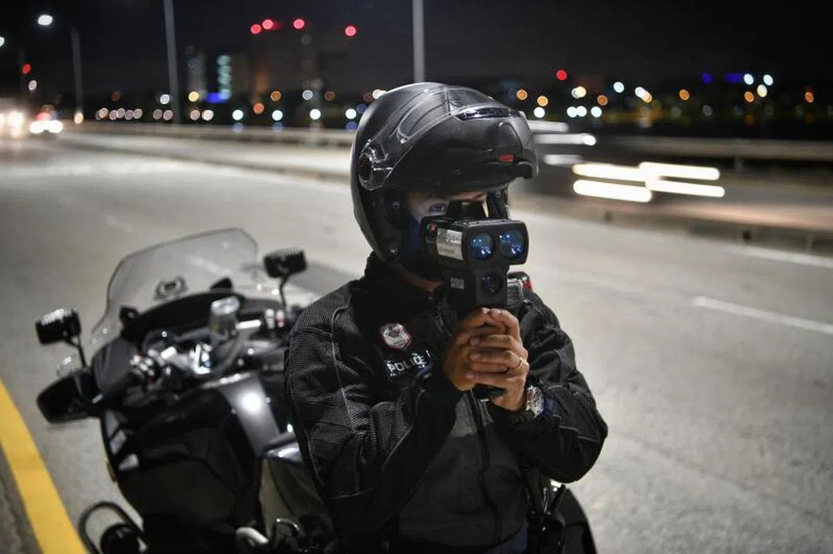  交警在3月27日的执法行动中，采用了激光测速器。（海峡时报） 