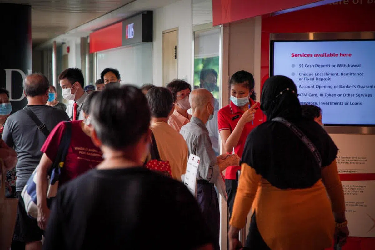 星展银行今年领取新钞的排队人龙。（联合早报）