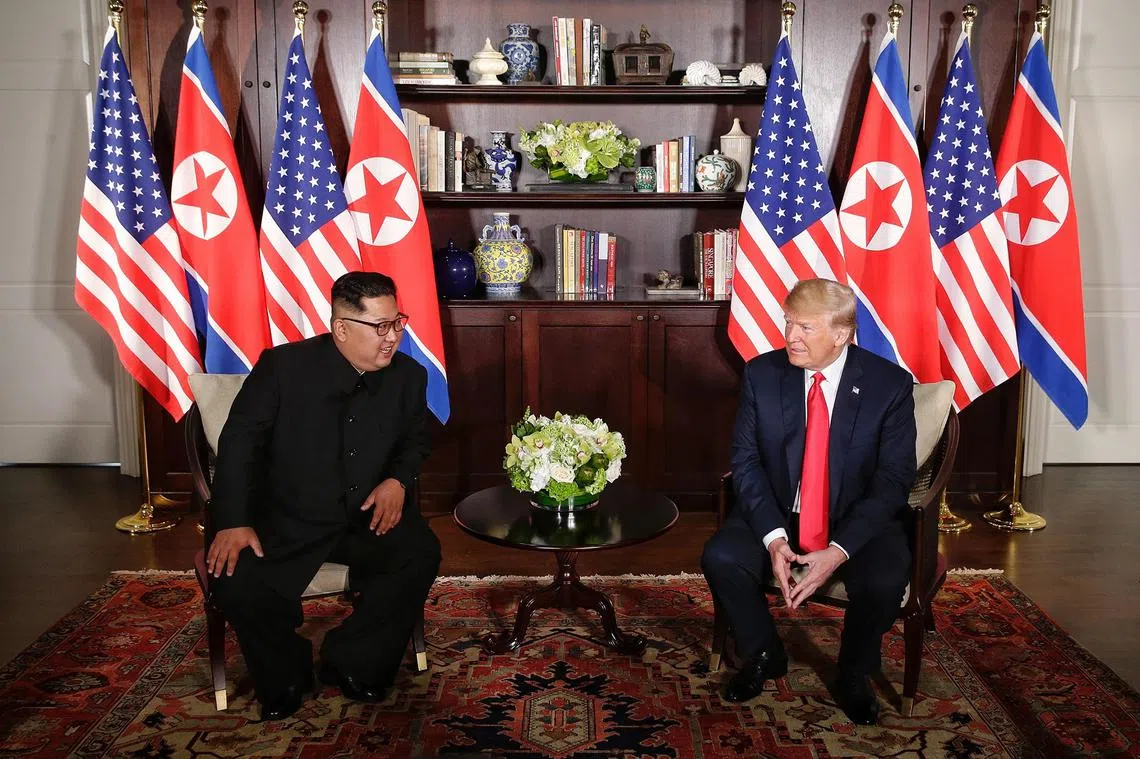 美朝峰会“特金会”于2018年6月12日在新加坡圣淘沙嘉佩乐酒店举行，双方在会谈后还签署了联合声明。（海峡时报）