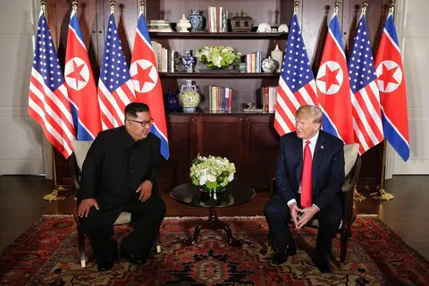 美朝峰会“特金会”于2018年6月12日在新加坡圣淘沙嘉佩乐酒店举行，双方在会谈后还签署了联合声明。（海峡时报）