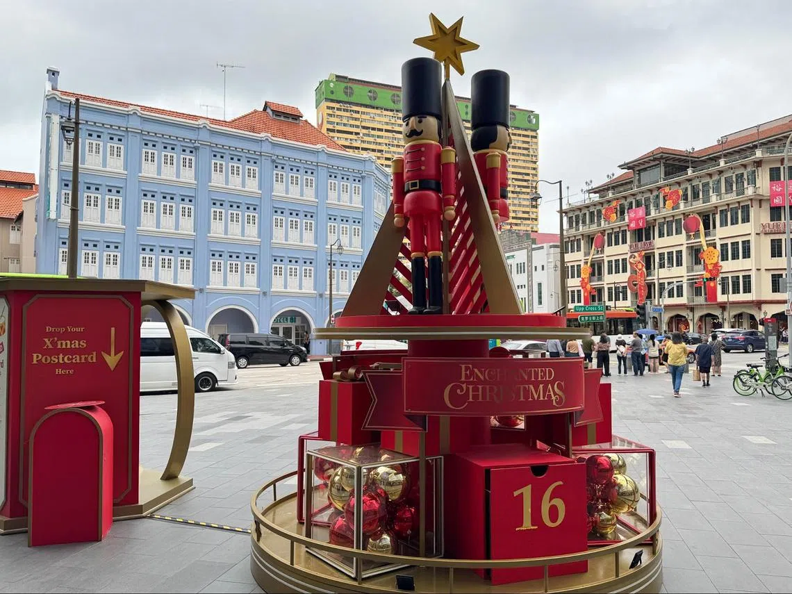 牛车水唐城坊外还在迎接圣诞节，2025年的农历新年气息已悄然升温。（红蚂蚁摄）