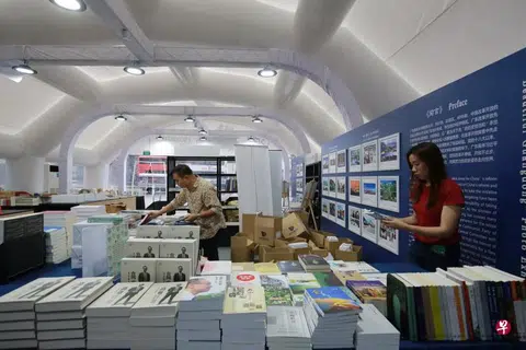 新加坡书展2019首次以新加坡首都综合项目一楼户外临时搭建的巨大冷气帐篷作为主舞台，多场焦点活动将在这里举行。三家书商也在棚内设有展位，读者可在此购买最新出版的荣誉国务资政吴作栋英文传记中译本《高难任务：吴作栋传》（第一辑）。各大参展书商于5月30日抓紧最后机会布置场地。（联合早报）