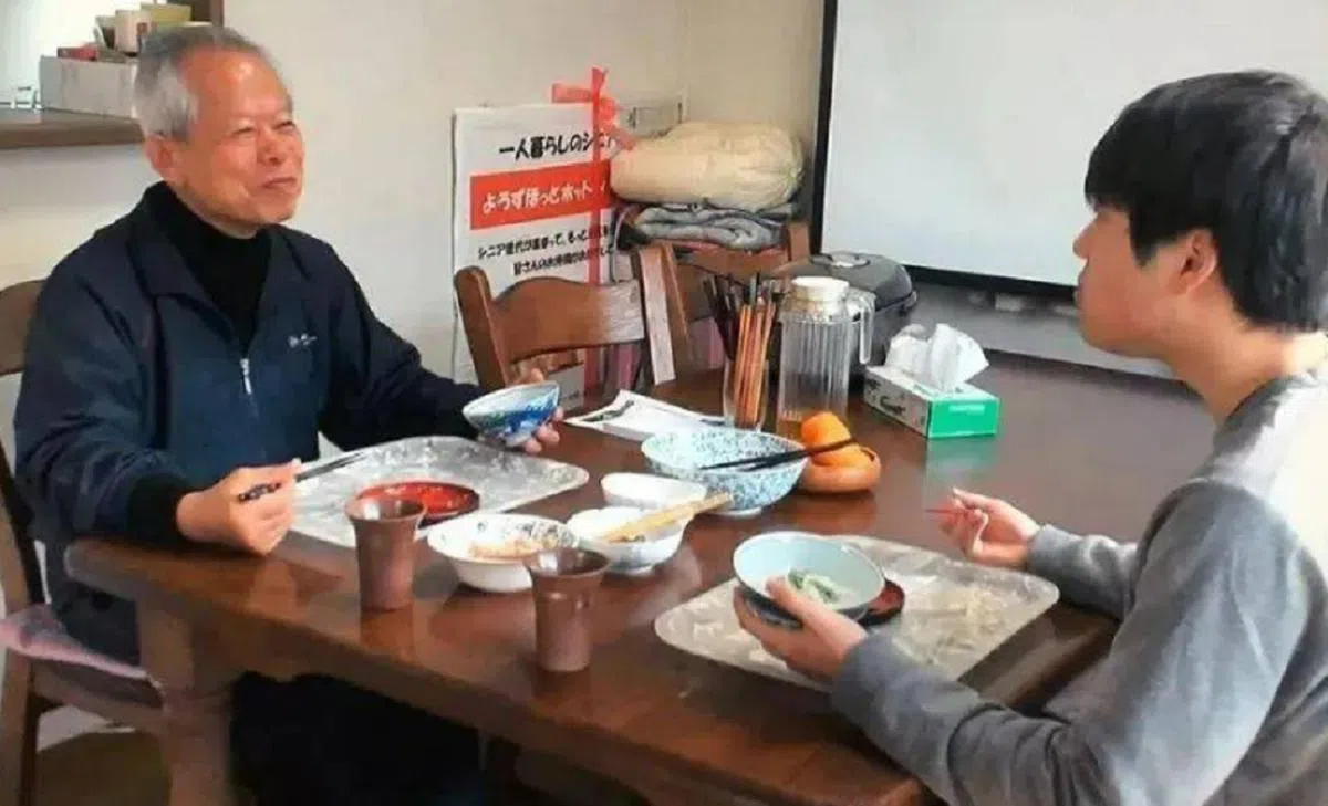 又到房东与房客每周一次的晚餐之约。（日经新闻）