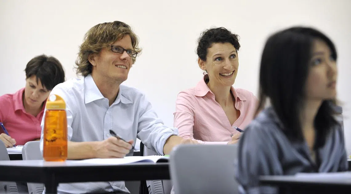 来自西方国家的人们可以在本地学习中文，但在西方国家修读中文的大学生近年来却逐渐减少。（海峡时报）