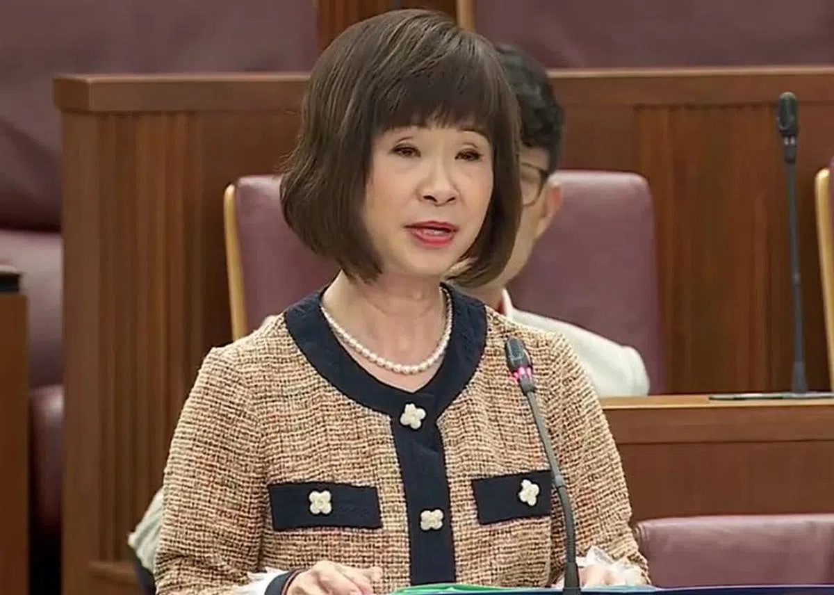 永续发展与环境部兼交通部高级政务部长许连碹博士说，要求点对点载客司机在每趟路程结束后检查乘客是否有落了物品的规定不是为了惩罚他们。（视频截图）