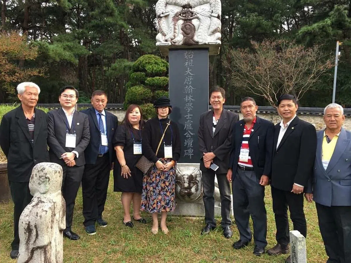  与东马和西马的宗亲去韩国寻根，左五为本文作者。（卢丽珊提供） 