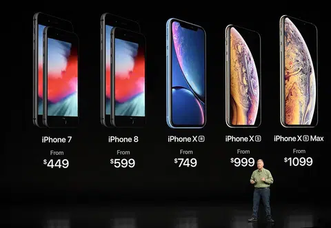 苹果全球营销高级副总裁Phil Schiller在苹果发布会上，介绍iPhone系列智能手机。别高兴得太早，图中的价格，以美元结算。（彭博社）