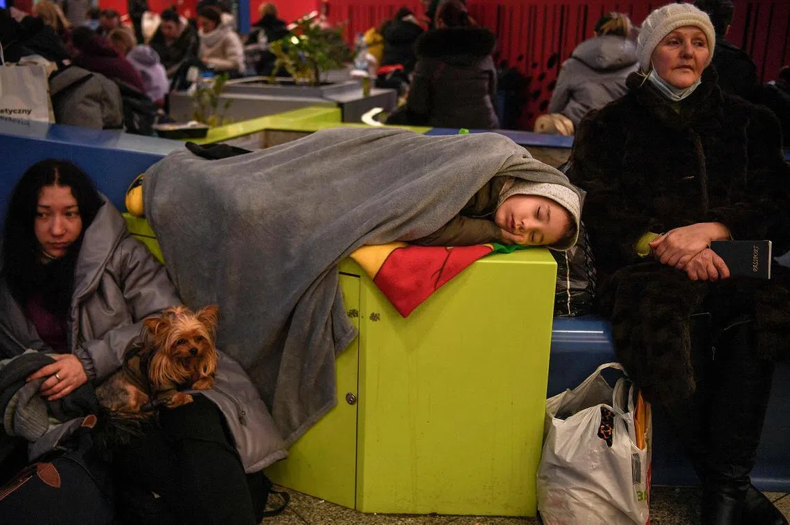 因俄乌战事不得不逃避战火的乌克兰女性，许多妇女和小孩都躲到地铁站避难。（法新社）