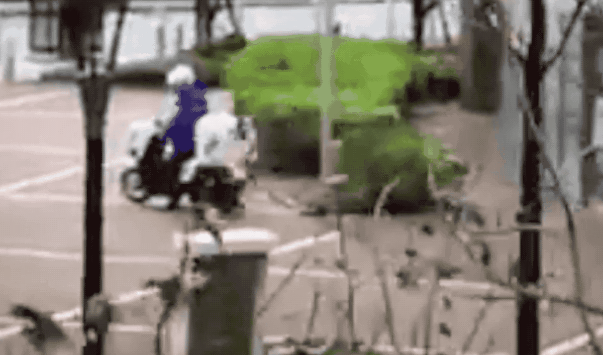  一名骑车的男子连人带车被吹倒。（互联网） 