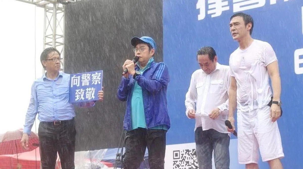  谭咏麟（中）和钟镇涛（右）出席撑警集会。（明报） 