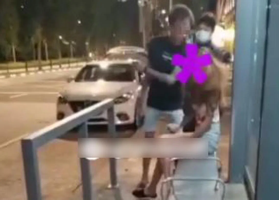 24岁男子上周四（3月25日）与前女友发生冲突。当时他当着警察的面前掌掴前女友，两人闹纠纷的过程被路人拍下视频。（互联网）