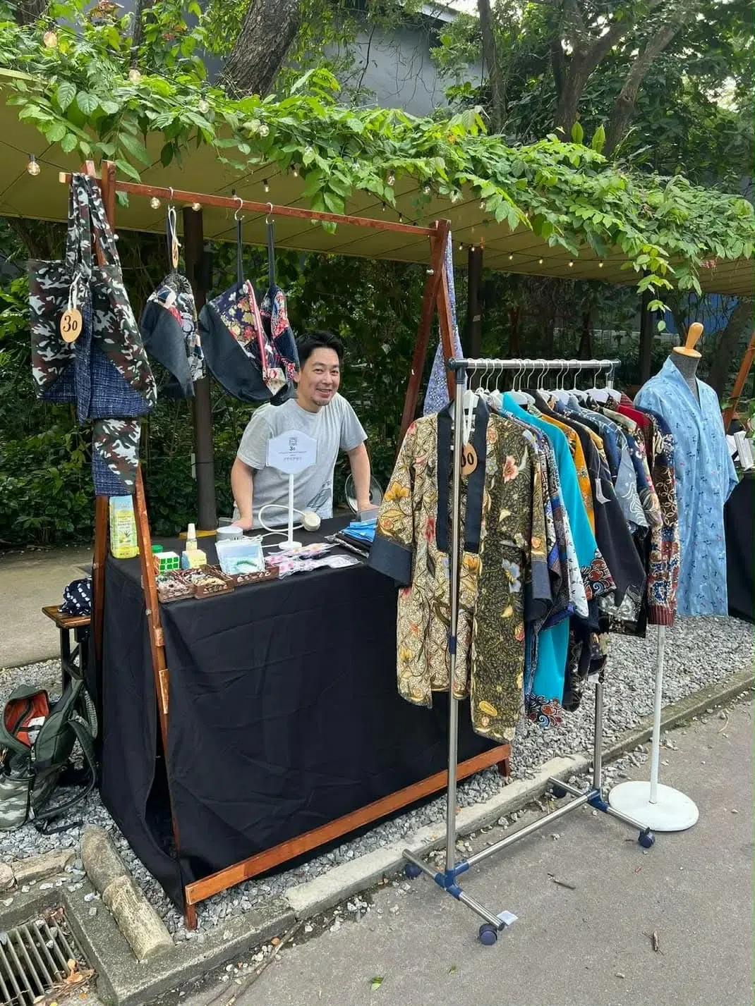 全国到处跑的自由裁缝王重震灵活应变各种场市集地。