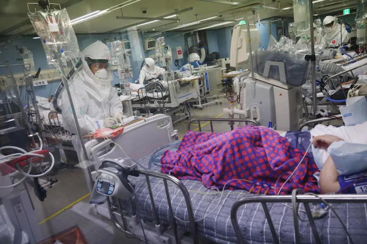 奥密克戎是否导致更高的重症率和死亡率还有待观察。图为韩国医护人员正在为加护病房的冠病病患进行检查。（路透社）