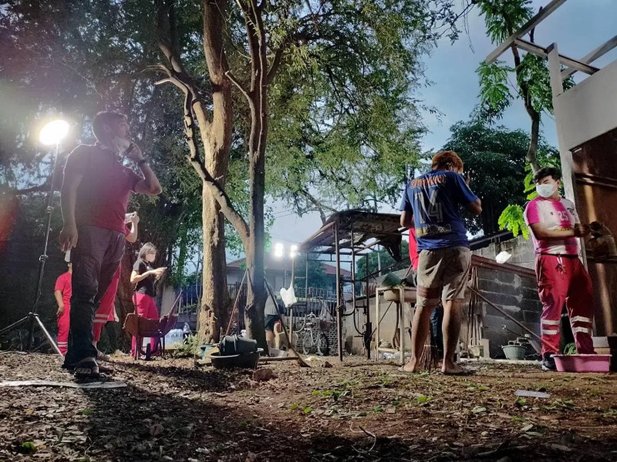 慈善机构的义工帮忙扬瓦卡尔维修破旧不堪的住家。（取自面簿）