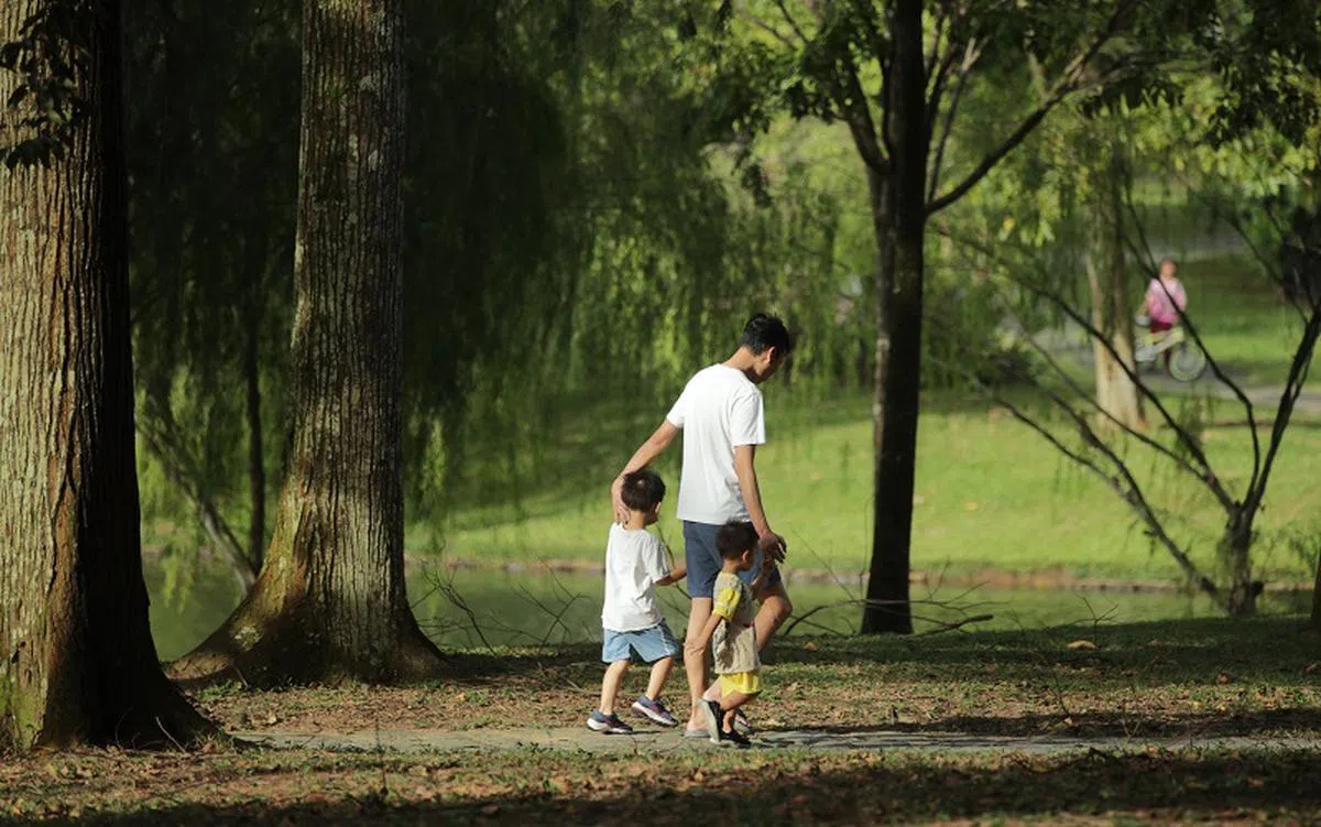 相较还未有小孩的受访者，为人父母者避免与他人接触互动的概率多出四成。（海峡时报）