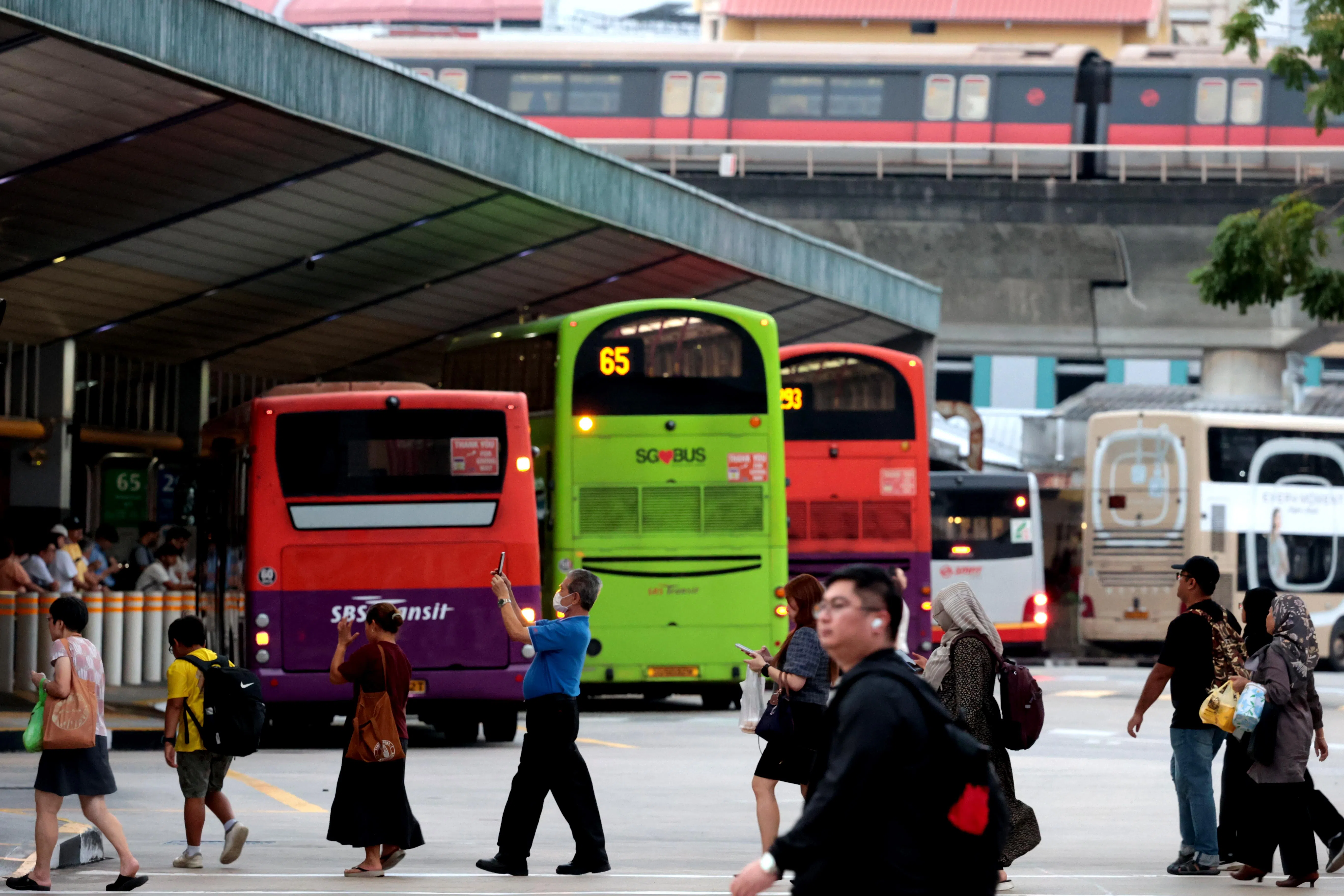 新加坡拥有完善的公共交通网络，拥车并非刚需。