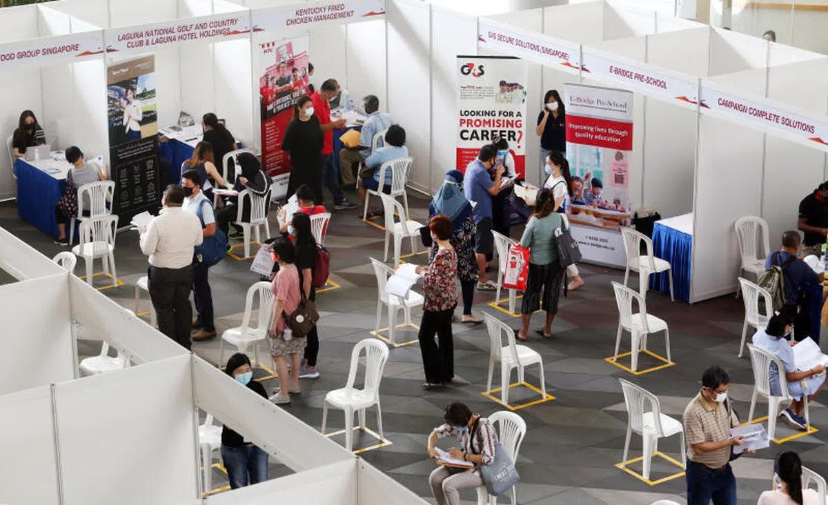  三巴旺集选区固定在每月最后一个周五在海军部村庄社区广场举办实体职业展，邀请企业现场面试求职者。（联合早报） 