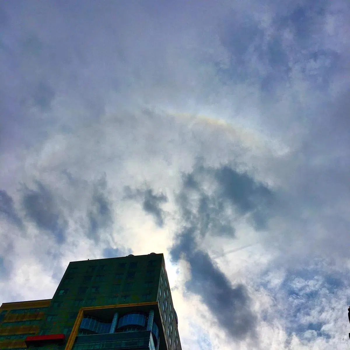  雨后的天空出现一道浅浅的彩虹，呼应现场挺同支持者如释重负的心情。（性别平等教育大平台面簿） 