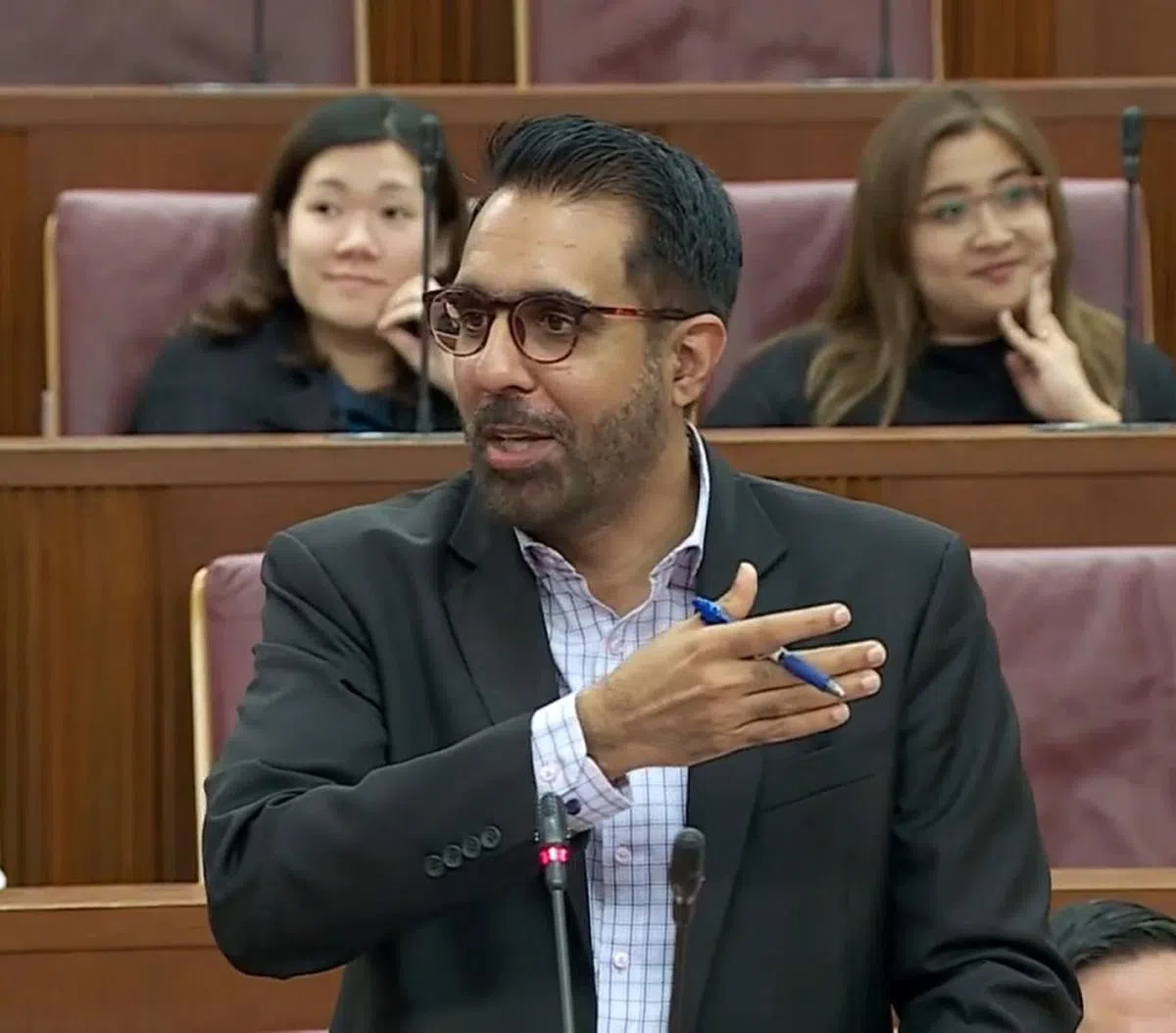 新加坡国会反对党领袖兼工人党秘书长毕丹星。（国会直播视频截图）