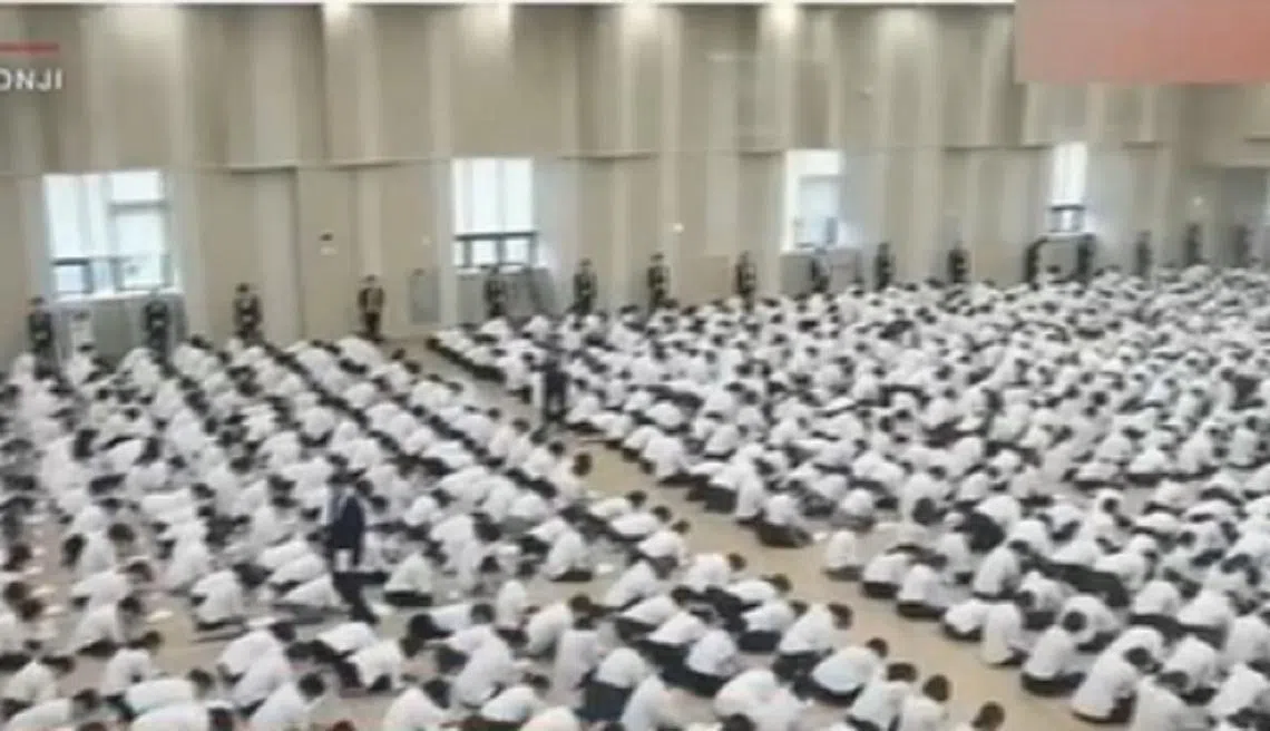 韩国大邱市新天地教会的礼拜仪式人很多肢体接触密集。（微博视频截图）