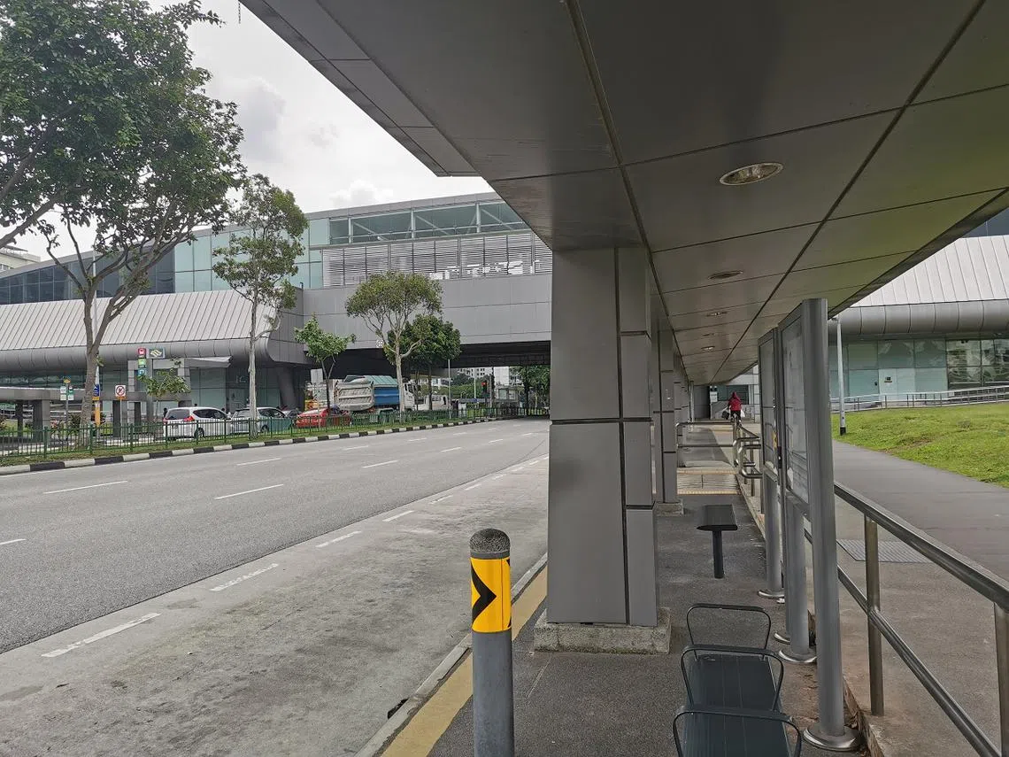 有记者走访现场时发现这两个巴士站都出现了一排的柱子，候车者无论是坐着或在椅子的位置原地站起来，视线会受到阻碍，无法看到即将到站的巴士。（新明日报）