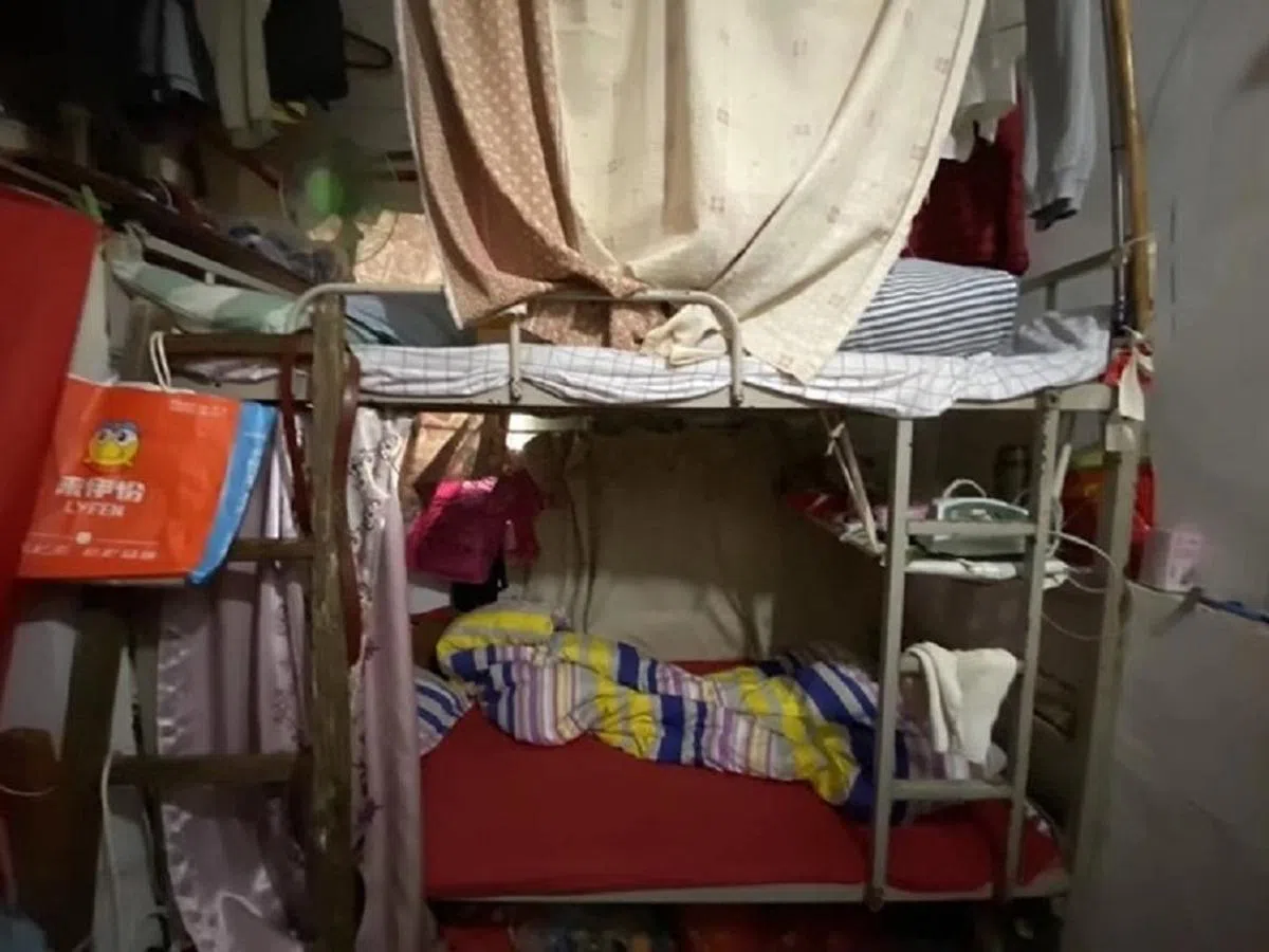 这个没有窗户，白天也只能开灯的房间里，一个床位租金每个月人民币500元。（王晴提供）