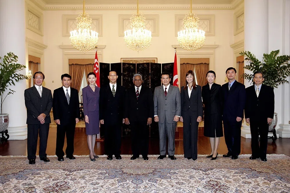 2004年11月30日，王素琴（右三）与时任总统纳丹（中）、时任国会议长阿都拉（右五）和其他官委议员于总统府合照。