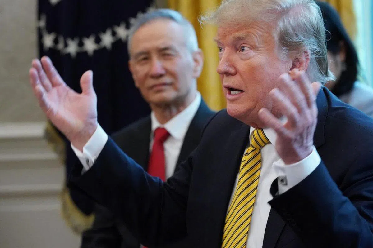  美国总统特朗普在白宫讲话，站在他身旁的是中国副总理刘鹤。（互联网） 