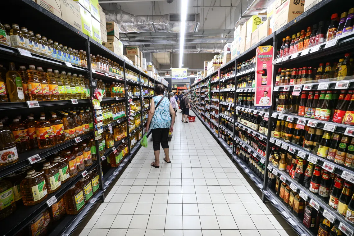 超级市场内的购物者。