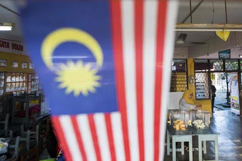 马来西亚选民用手中宝贵的一票，将统治了一甲子的政党推下台。这是大破，期待接下来有大立。（法新社）