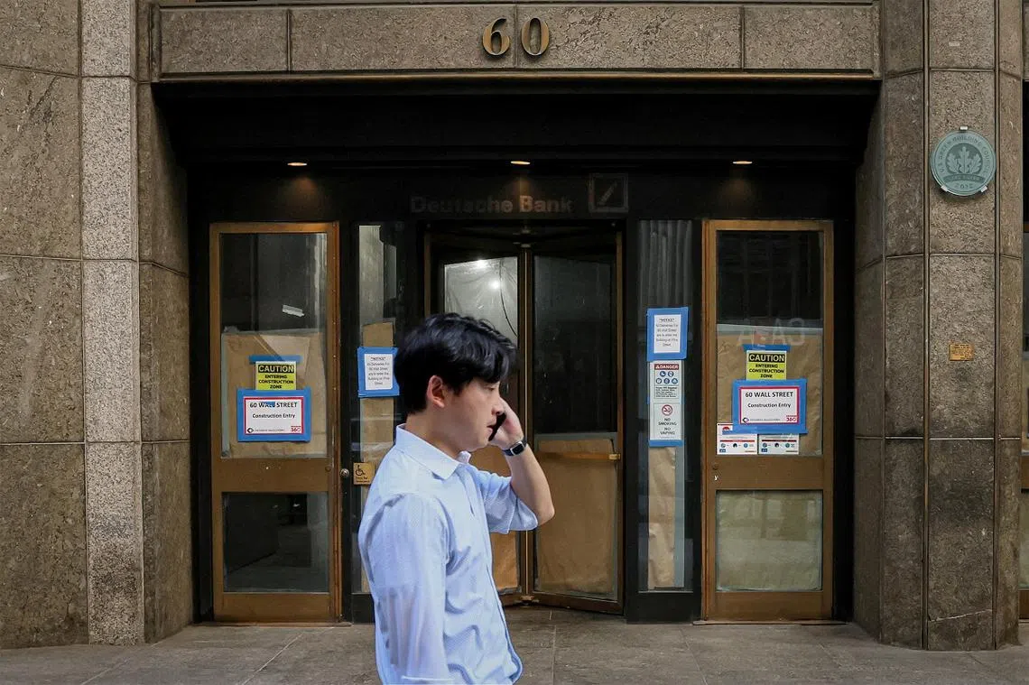 数据显示，全球36%的企业办公室和办公桌没被使用。图为纽约华尔街一家办公楼出租办公空间。（路透社）