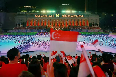 国大商学院一项调查显示，国人越来越不快乐，不享受生活，成就感也降低。（海峡时报）