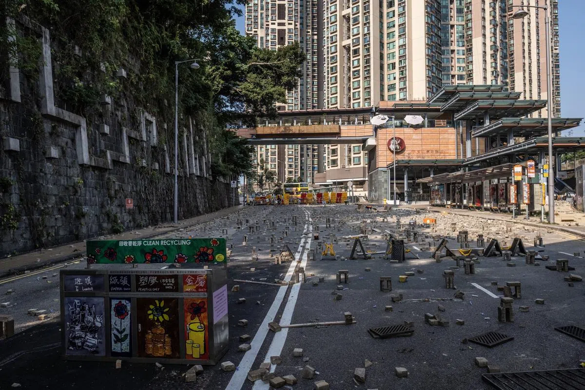  香港大学校园附近道路一片混乱。（彭博社） 