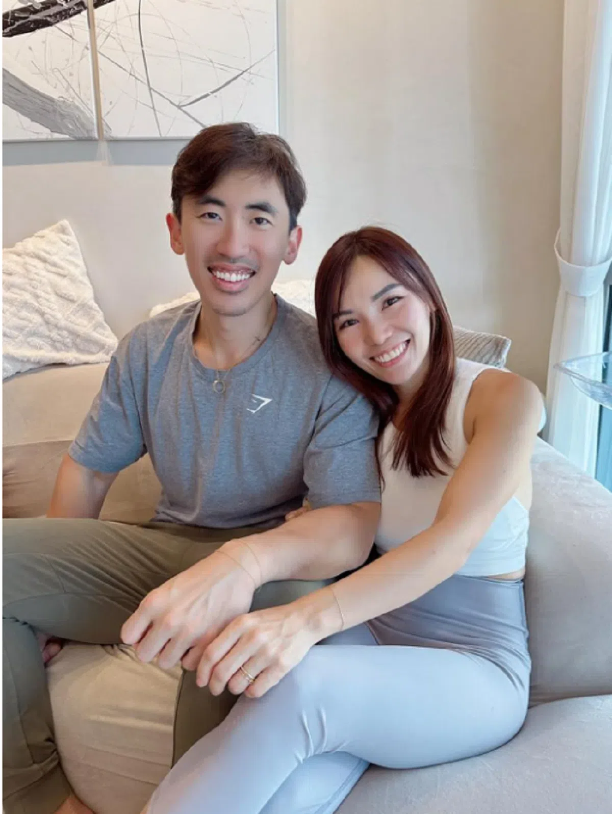 Jael Tan和她丈夫一起佩戴同款的14K金永久手链。（Jael Tan）