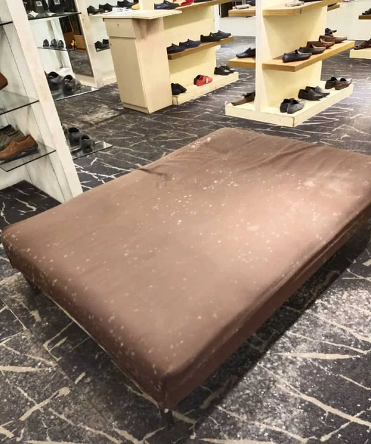  供顾客试鞋的椅子也发霉了。（Nex Nezum面簿） 