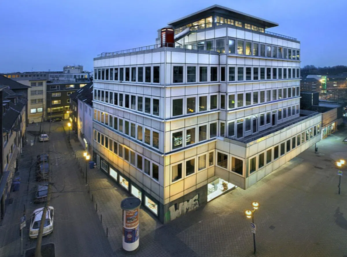 位于德国埃森的这座跨代共居公寓有住房，有咖啡座，还有办公空间。（GeKu-Haus脸书）