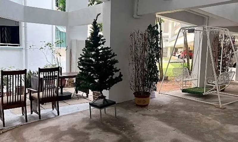 居民在一楼住家单位外放桌椅、秋千等，被指非常自私，也很没有公德心。（互联网）