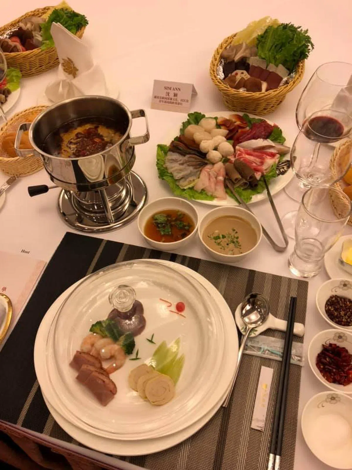  晚宴吃重庆麻辣火锅。（沈颖摄） 