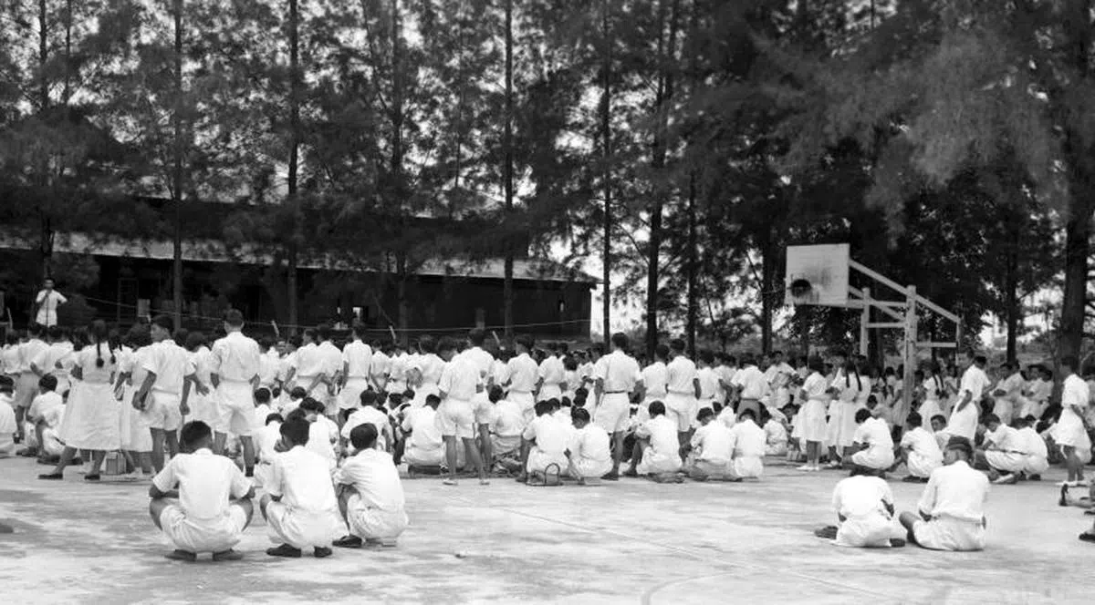  中正中学总校学生于1956年10月8日在校内召开同学大会，抗议政府拒绝接受前中学联上诉案件。（《南洋商报》档案照） 