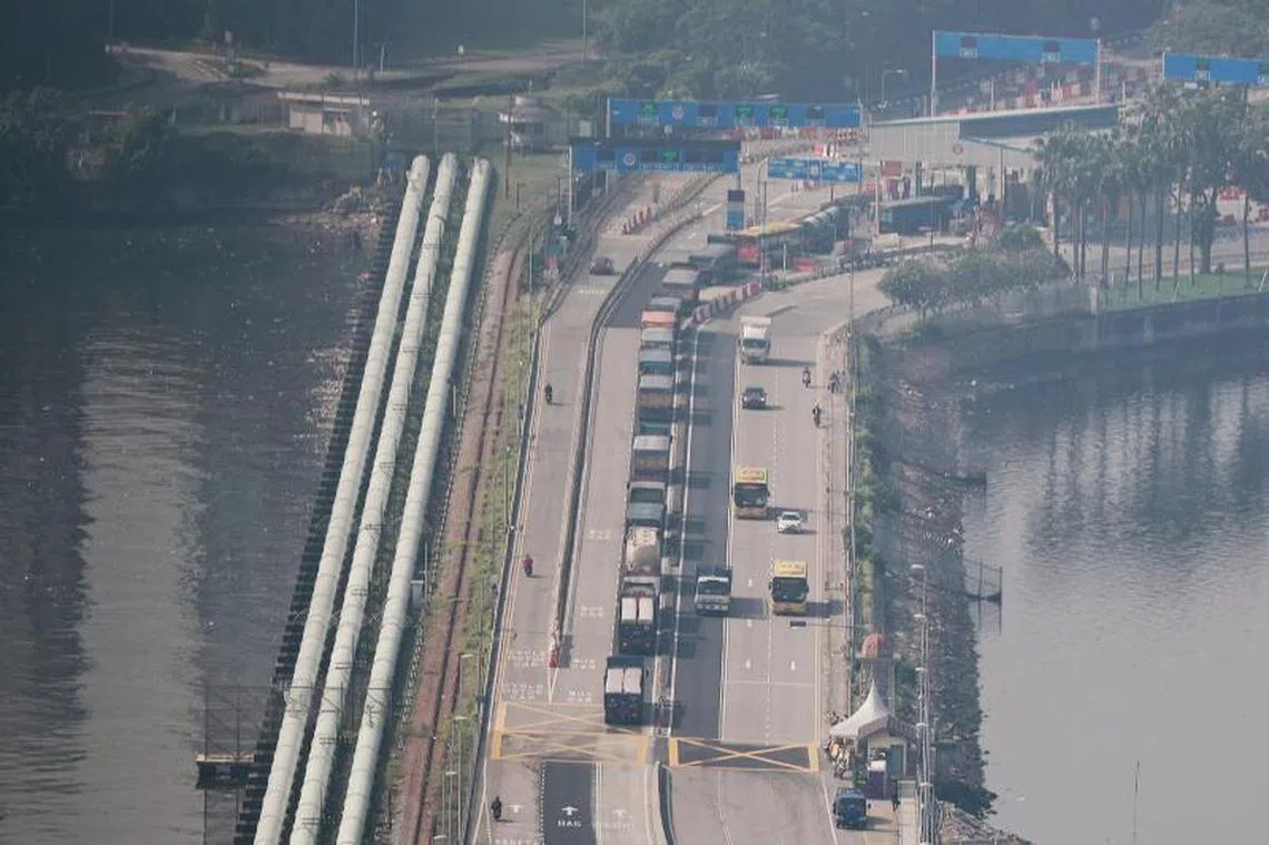 新马陆路边境4月1日开放后，新柔长堤再次迎来往返两国的旅客。（海峡时报）