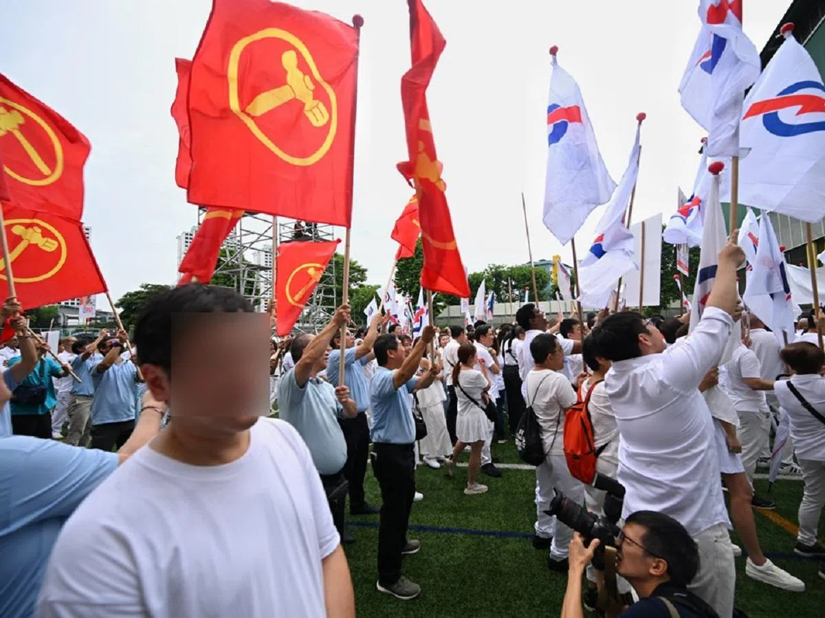 4月23日提名中心内的工人党与人民行动党支持者。（海峡时报）