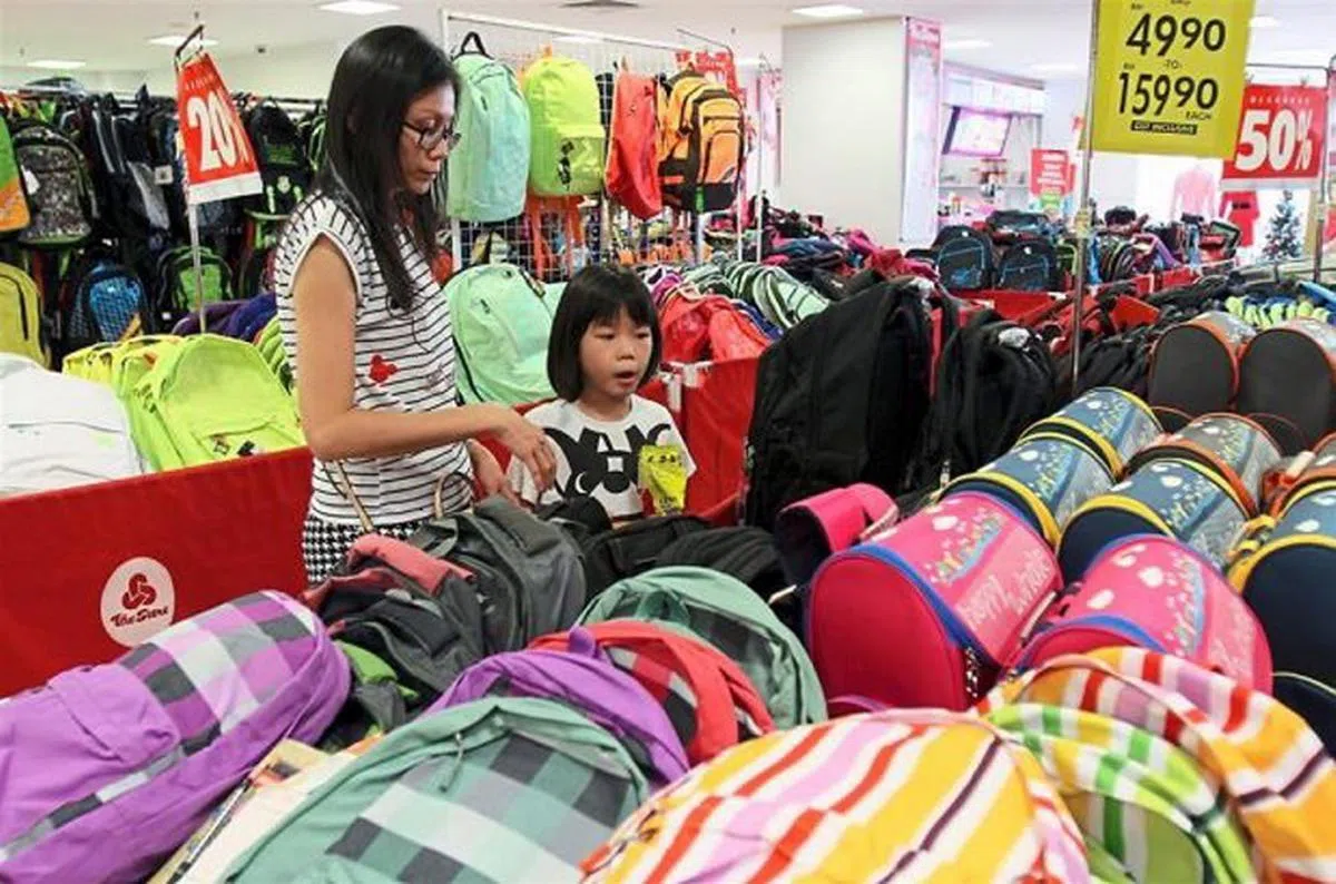 学生书包超重的问题，在马国已是多年来历久不“减”的议题。（星报）