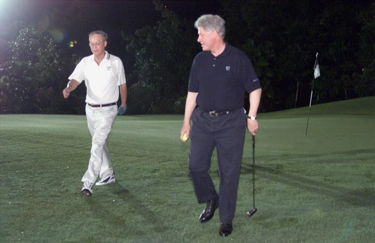 这场球局，为新美自贸协定奠下了基础。图中两人分别为吴作栋（左）和克林顿（右）。（联合早报）