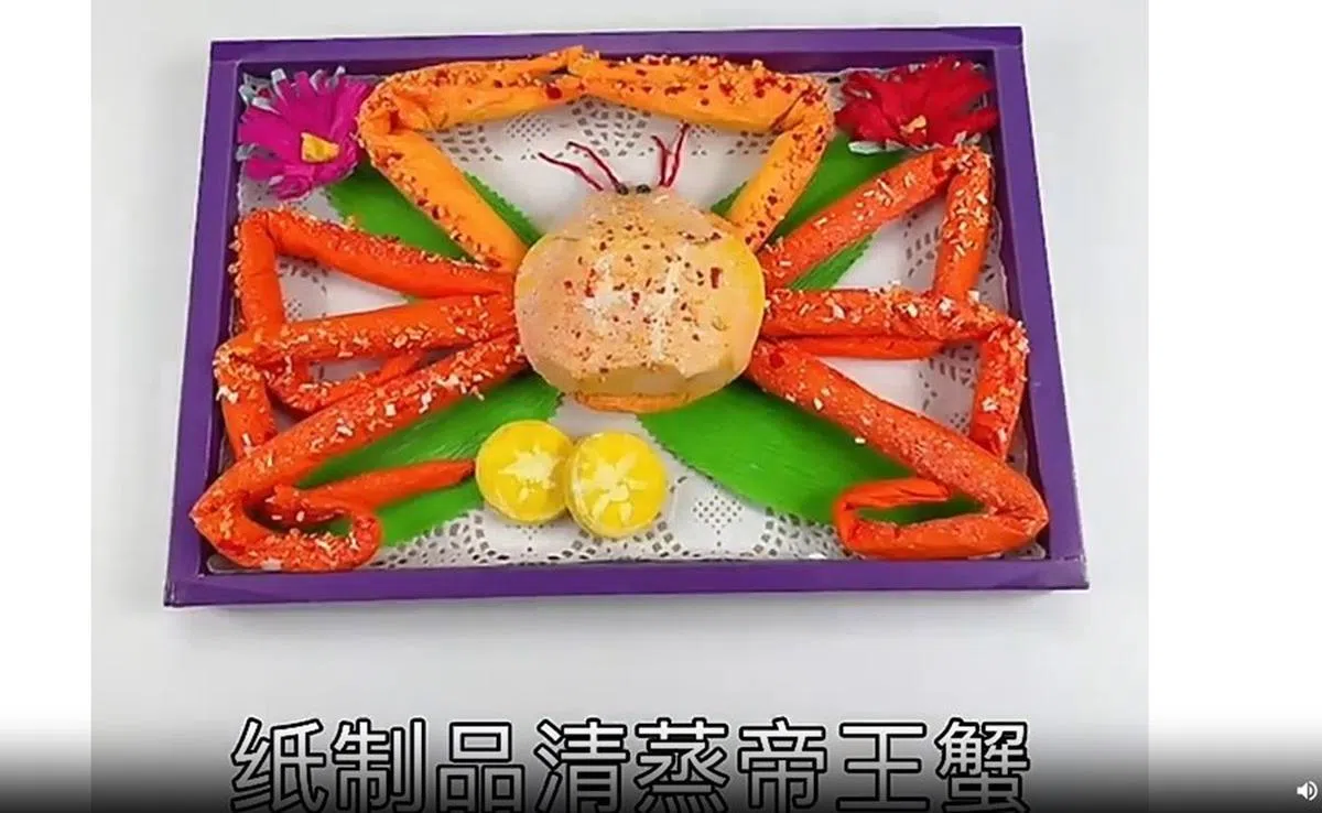 纸扎帝王蟹在香港颇受年轻顾客欢迎。（视频截图）