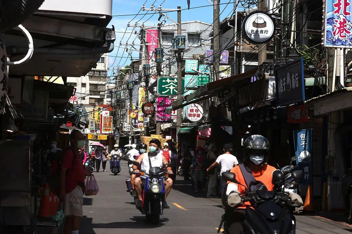  台湾疫情受控后，人们开始外出。（路透社） 
