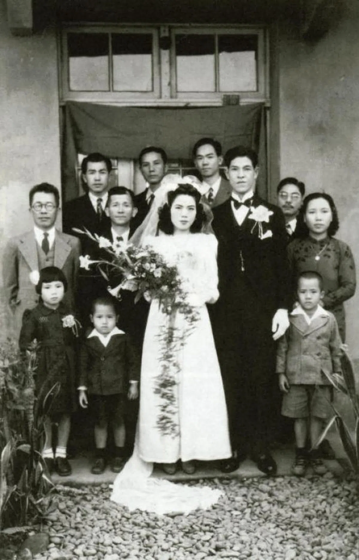  1949年，李登辉与夫人曾文惠结婚时与家人在祖宅前留影。（台湾之声） 