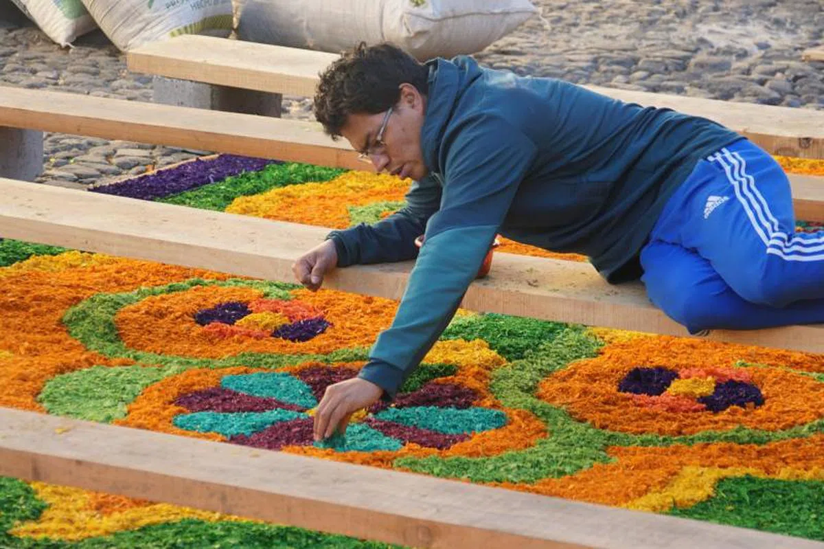 在街道上铺设美丽的“地毯”。（叶孝忠摄）