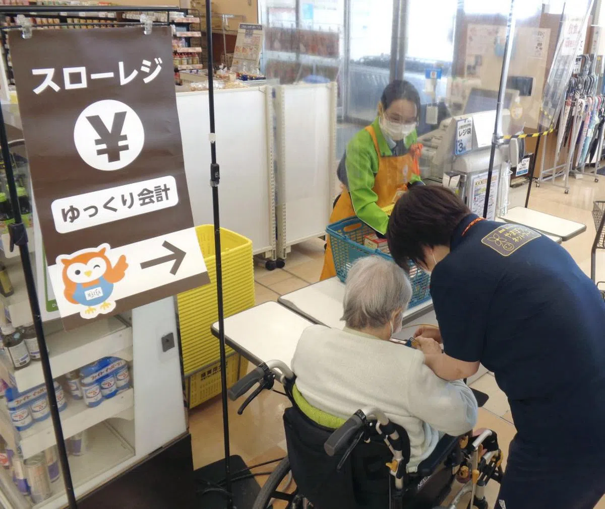 日本有许多超市和店家开始设立对年长者友善的“特慢收银处”。（互联网）
